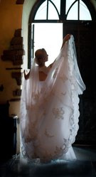 Белоснежное кружевное свадебное платье со шлейфом + палантин (фата)  